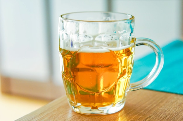 Gros plan d'un verre de bière sur une table en bois