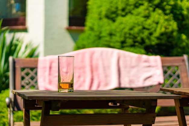 Photo gratuite gros plan d'un verre avec une boisson sur le fond sur une table en bois