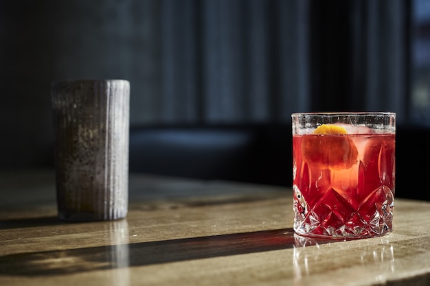 Gros plan d'un verre de cocktail sur une table en bois