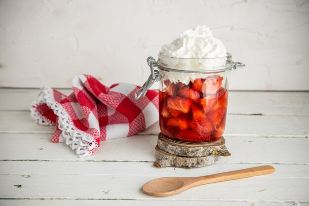 Gros plan d'un verre de fraise à la crème