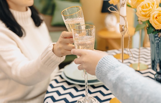 Photo gratuite gros plan de verres à champagne dans les mains des femmes