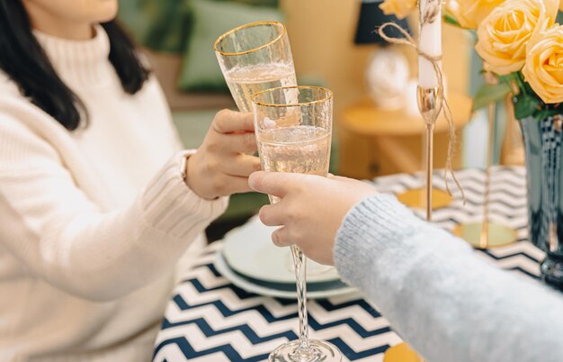 Gros plan de verres à champagne dans les mains des femmes