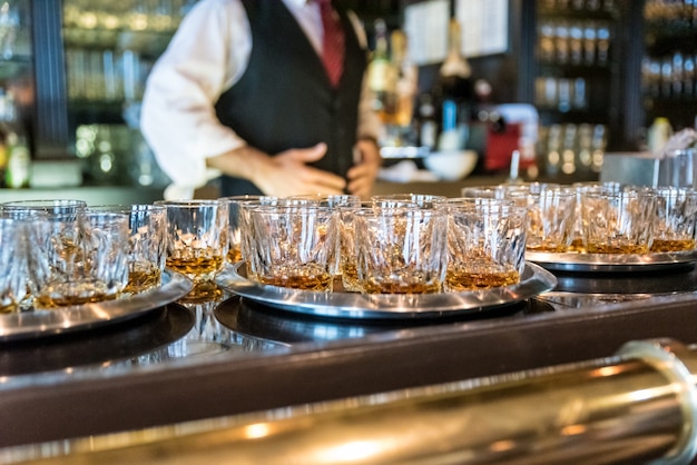 Photo gratuite gros plan de verres remplis de whisky au bar