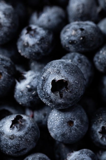 Gros plan vertical de bleuets avec des gouttelettes d'eau