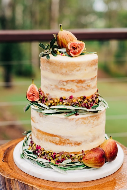 Photo gratuite gros plan vertical sélectif tourné d'un gâteau décoré de figues et de noix