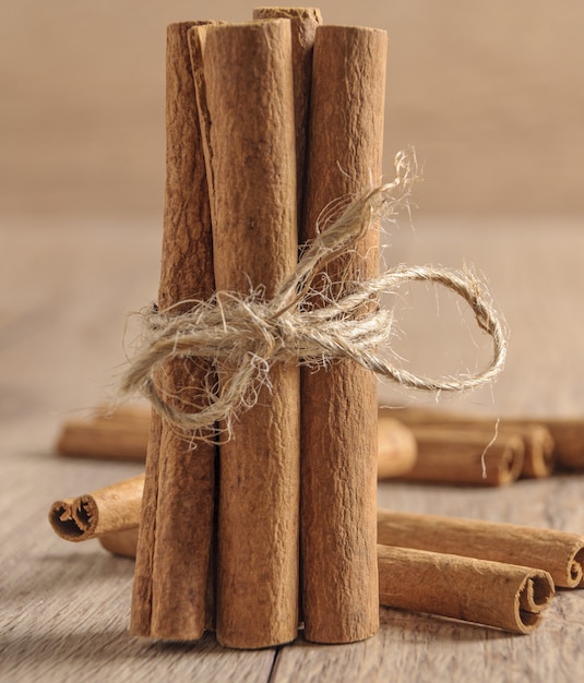 Gros plan vertical tiré d'un paquet de bâtons de cannelle sur une table floue