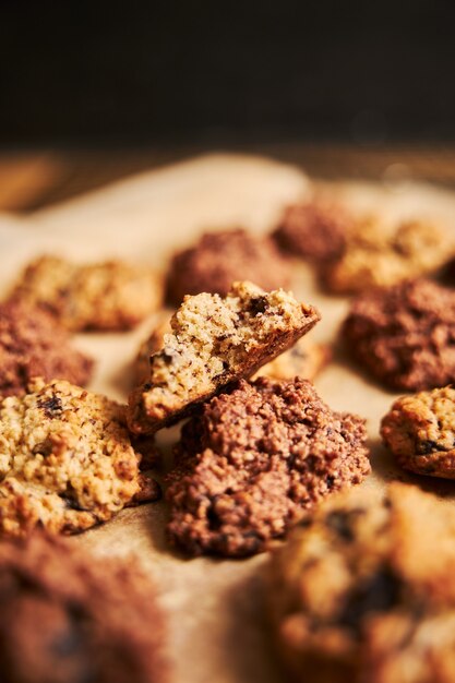 Gros plan vertical tourné d'un biscuit à l'avoine mordu sur un plateau