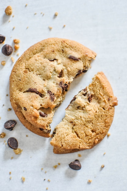 Gros plan vertical tourné de biscuits au chocolat au four écrasés