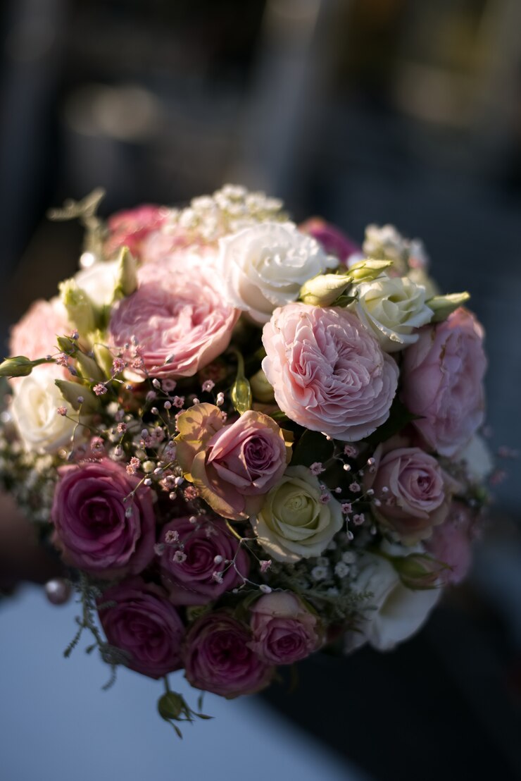 Photo gratuit gros plan vertical tourné d'un bouquet de fleurs roses colorées