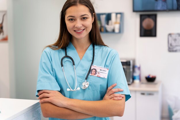 Gros plan sur un vétérinaire souriant