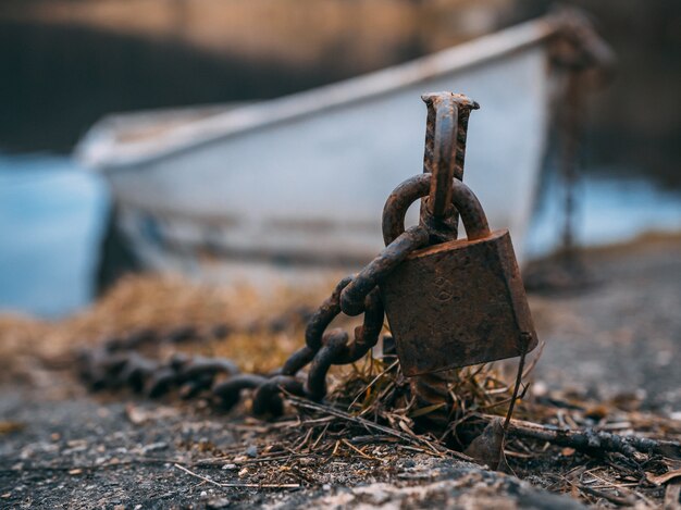 Gros plan d'un vieux cadenas rouillé