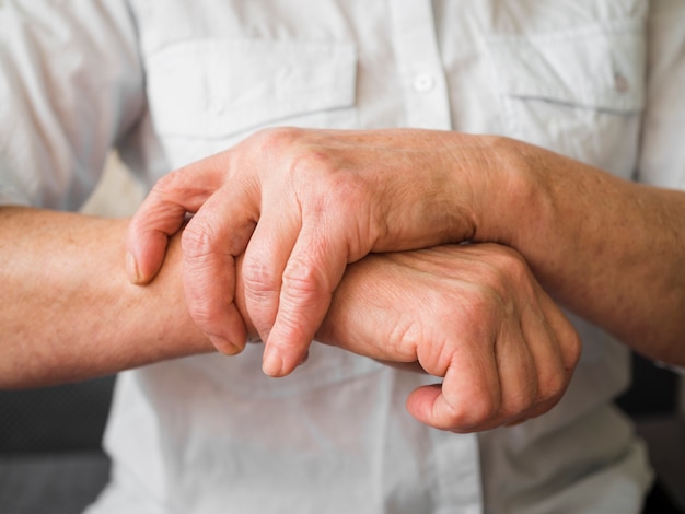 Gros plan, vieux, patient, poignet, problèmes