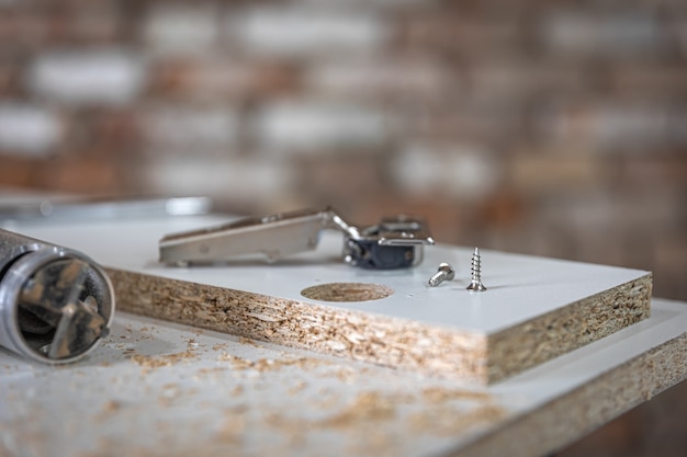 Gros plan d'une vis autotaraudeuse, vis à bois dans l'artisanat du menuisier.