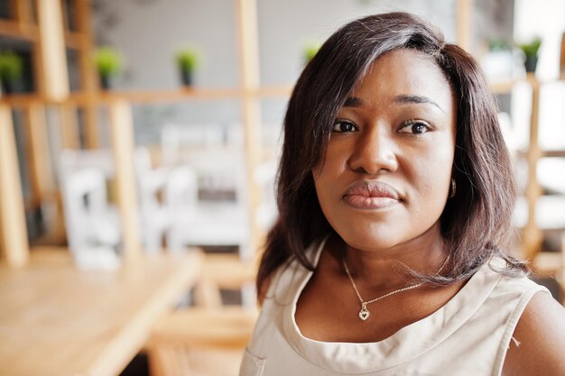 Gros plan le visage d'une fille afro-américaine posée au café moderne