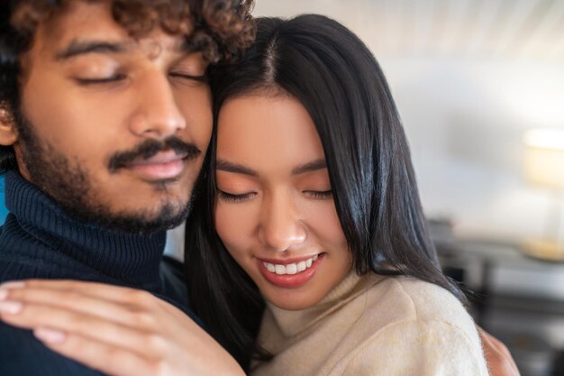 Gros plan sur le visage de l'homme et de la femme aux yeux fermés