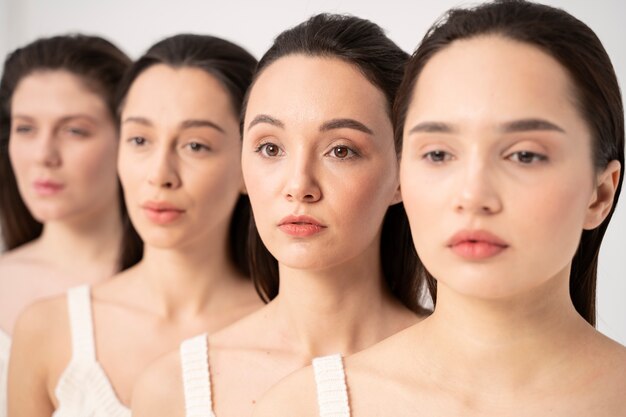 Gros plan sur des visages de femmes posant pour des portraits minimalistes