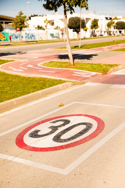 Gros plan, vitesse, limite, piste cyclable, parc