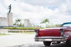 Photo gratuite gros plan de voiture classique devant le monument