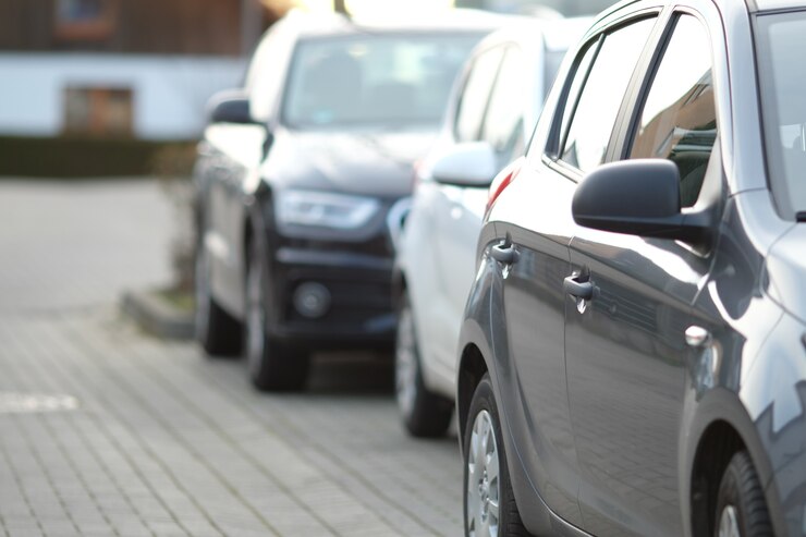 Photo gratuit gros plan d'une voiture noire dans le parking avec un arrière-plan flou