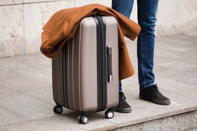 Gros plan voyageur avec bagages