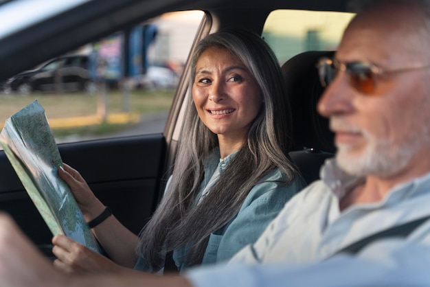 Gros plan des voyageurs seniors en voiture