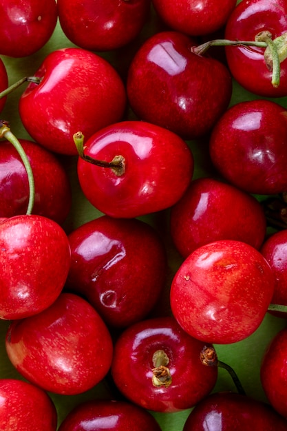 Photo gratuite gros plan, vue dessus, cerises rouges, fond