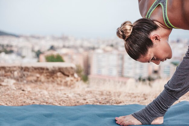 Gros plan, vue, femme, faire, exercice, devant, ville