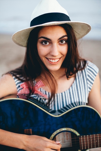 Gros plan, vue, femme, guitare, plage