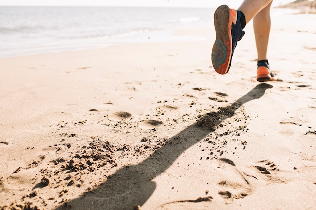 Gros plan, vue, homme, jogging, sable