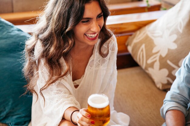 Gros plan, vue, Sourire, femme, bière