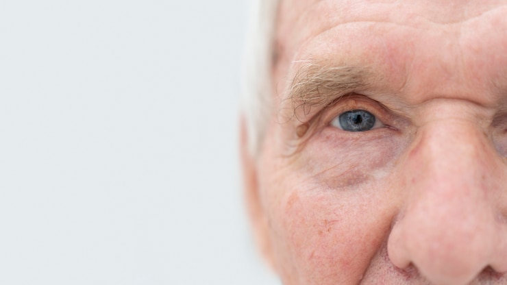 Photo gratuit gros plan sur les yeux de l'homme avec espace de copie