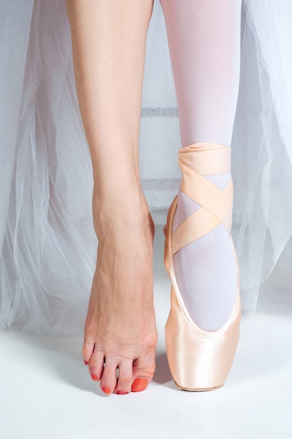 Photo gratuite les gros plans des pieds de la jeune ballerine en chaussons