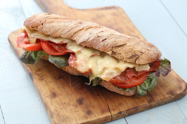 Gros sandwich végétalien avec des légumes sur une table en bois