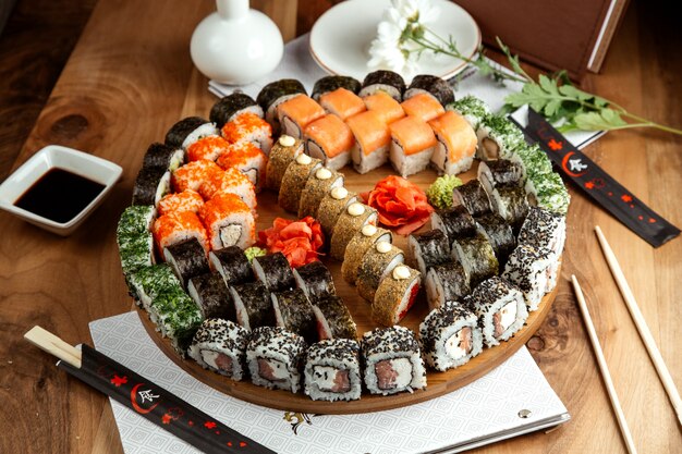 gros sushi mis philadelphicalifornimidori makki et hot rolls à bord à bord
