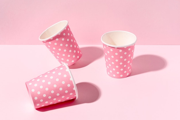 Gros tasses en papier sur la table