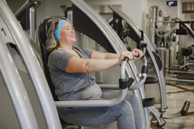 Photo gratuite grosse femme suivant un régime, remise en forme. portrait de femme obèse travaillant dans la salle de gym.