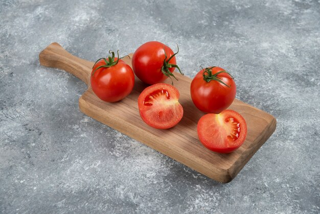 Grosses tomates fraîches rouges sur fond de marbre.