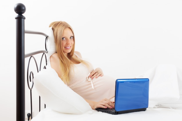 grossesse femme avec ordinateur portable