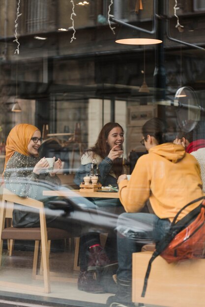 Groupe d'adolescents buvant un café