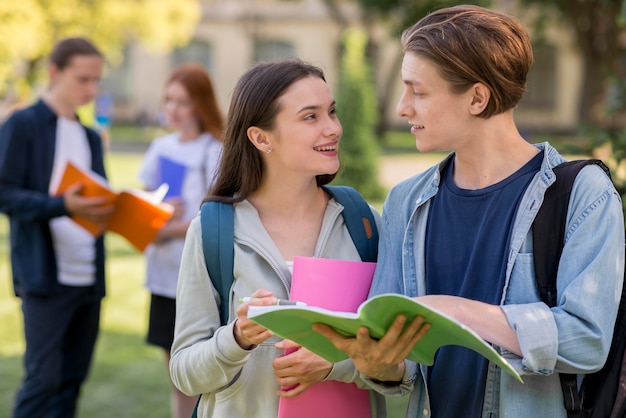 Groupe d'adolescents discutant d'un projet universitaire