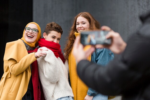 Groupe d'adolescents prenant une photo ensemble