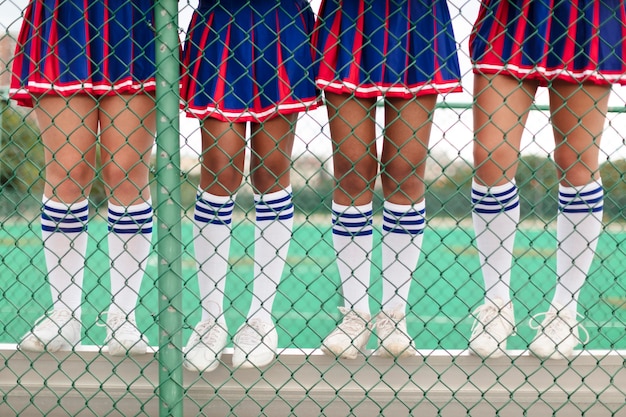 Groupe d'adolescents en uniforme de pom-pom girl mignon