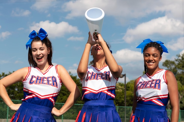 Groupe d'adolescents en uniforme de pom-pom girl