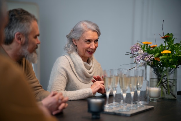 Photo gratuite groupe d'aînés d'amis faisant la fête