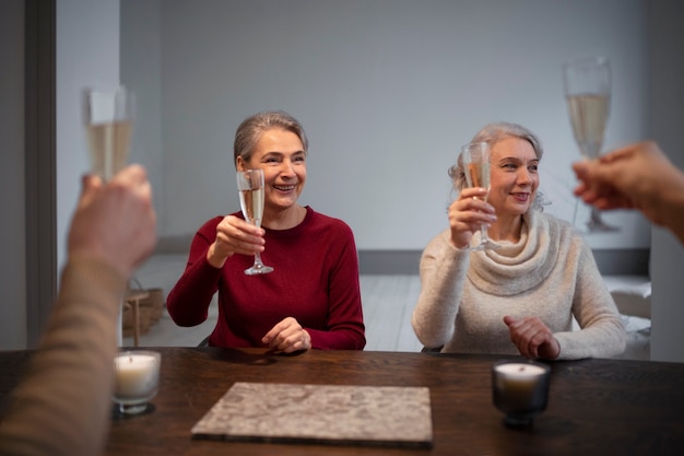 Photo gratuite groupe d'aînés d'amis faisant la fête