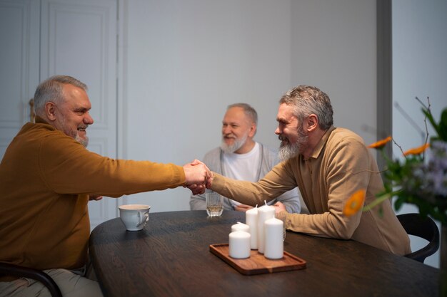 Photo gratuite groupe d'aînés d'amis faisant la fête