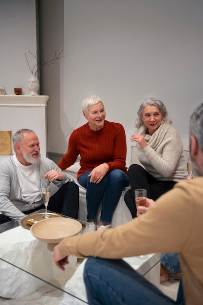 Photo gratuite groupe d'aînés d'amis faisant la fête