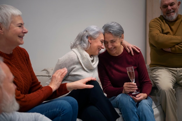 Groupe d'aînés d'amis faisant la fête