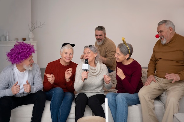 Groupe d'aînés d'amis faisant la fête