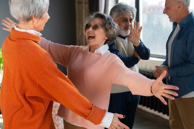 Groupe d'aînés d'amis faisant la fête